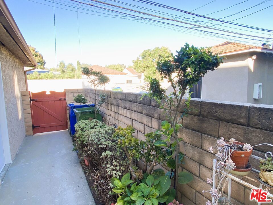 2616 S Barrington Avenue Property Photo 20
