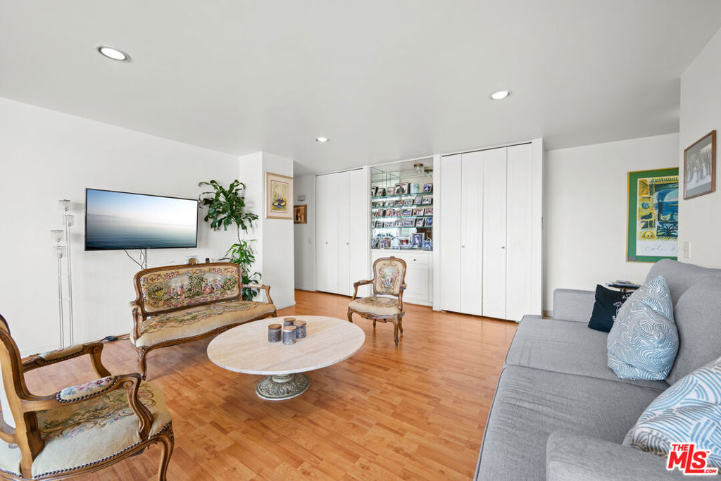 100 S Doheny Drive 512 Property Photo 7
