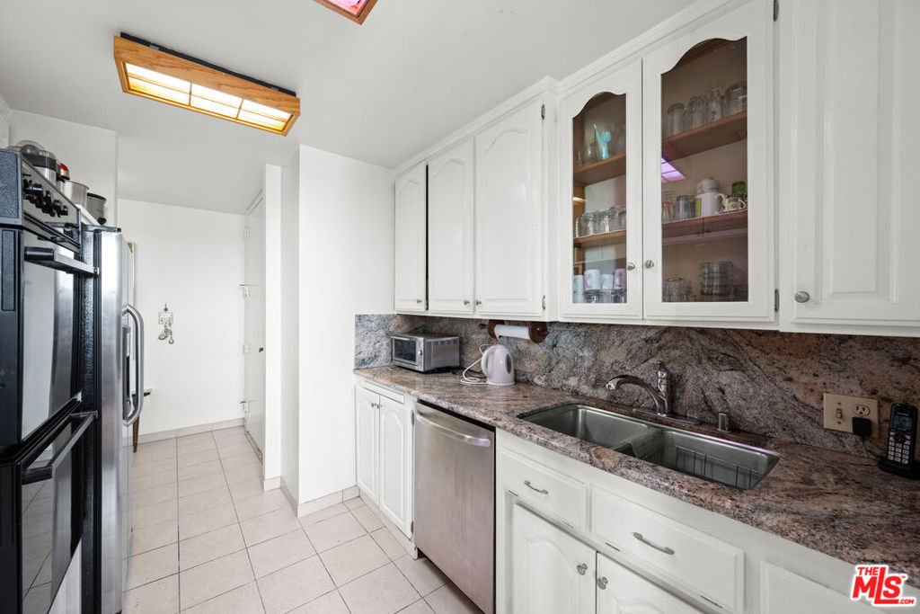 100 S Doheny Drive 512 Property Photo 18