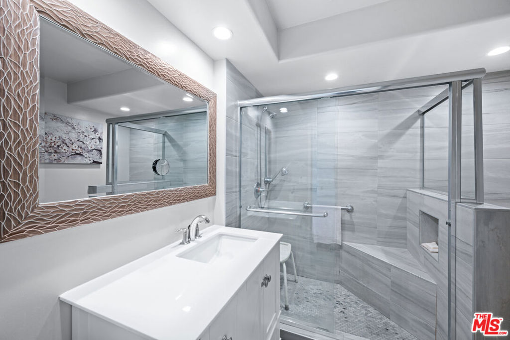 100 S Doheny Drive 512 Property Photo 27