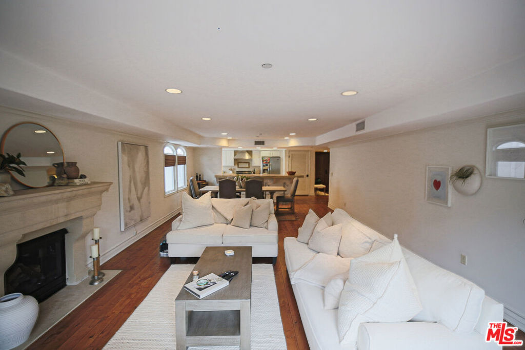 10390 La Grange Avenue Ph3 Property Photo 1