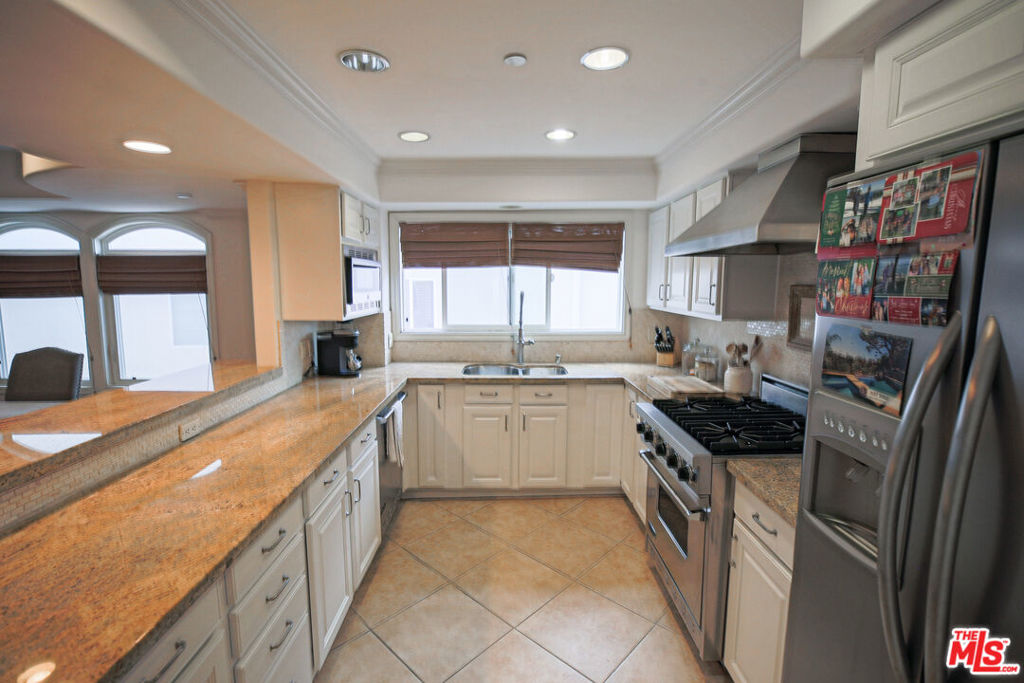 10390 La Grange Avenue Ph3 Property Photo 7