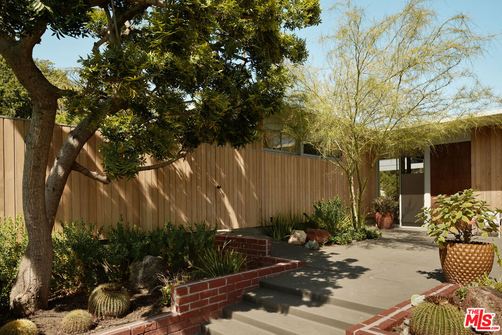 1035 Summit Drive Property Photo 4