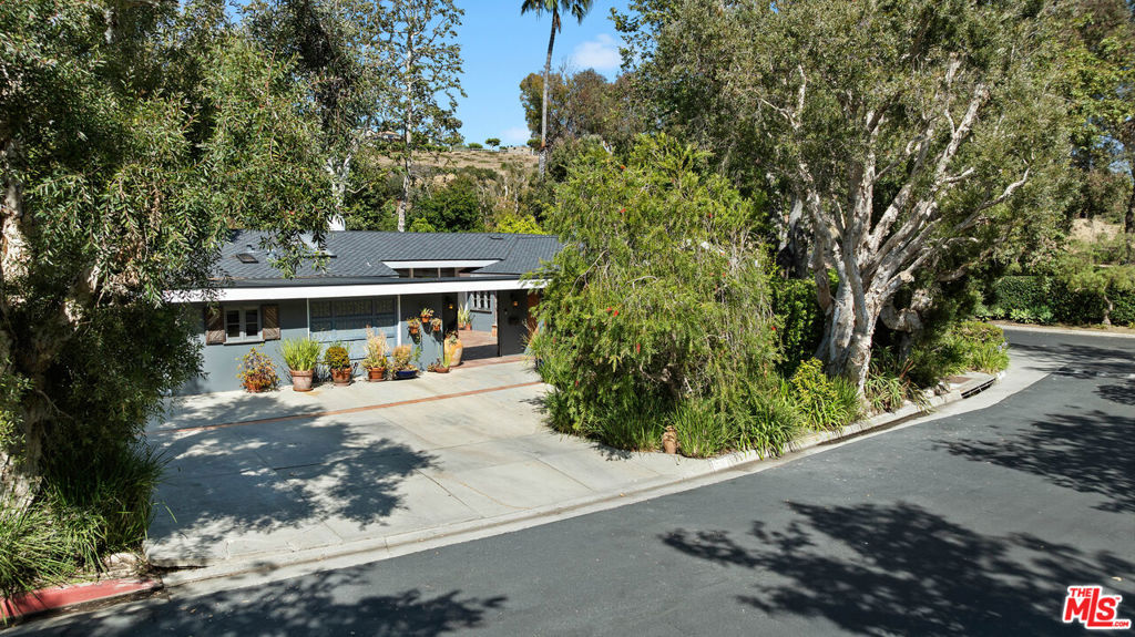 6328 Frondosa Drive Property Photo 3