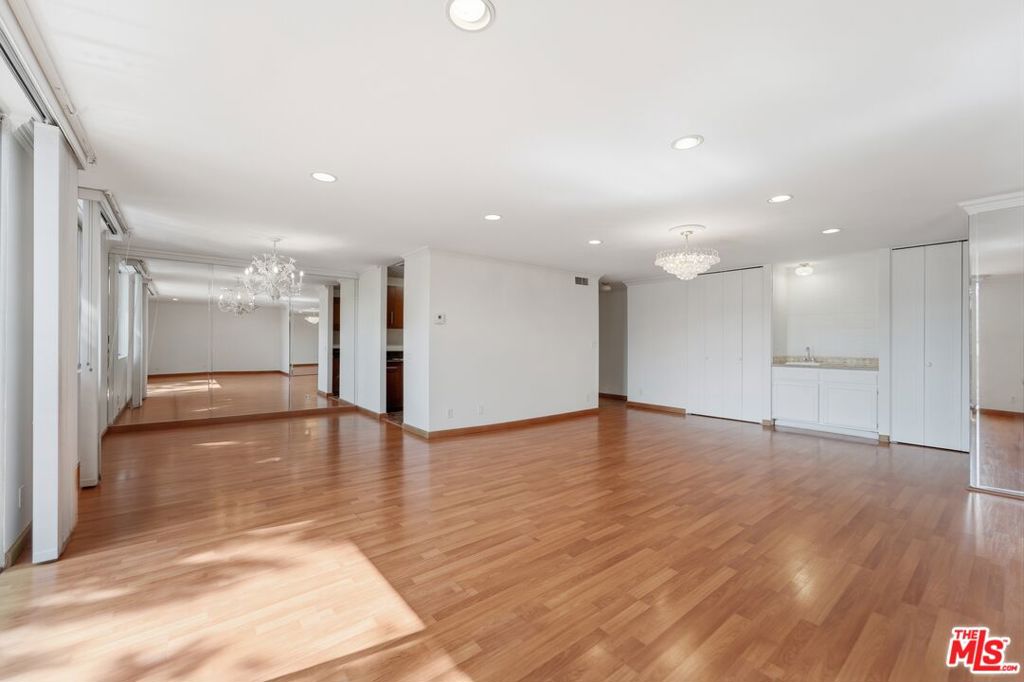 100 S Doheny Drive 213 Property Photo 11
