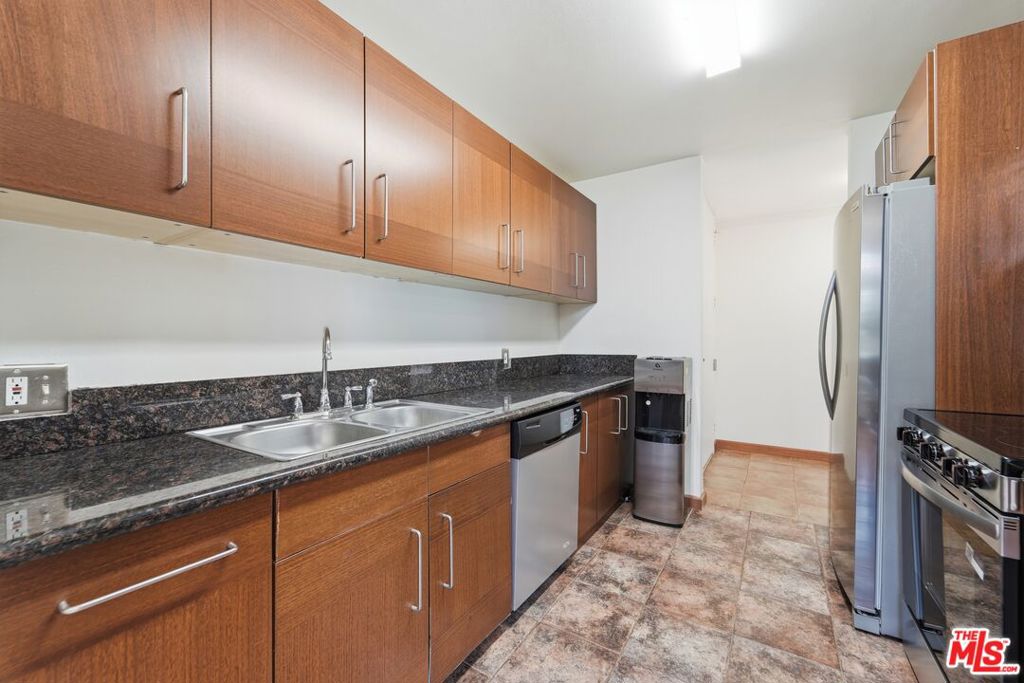 100 S Doheny Drive 213 Property Photo 15