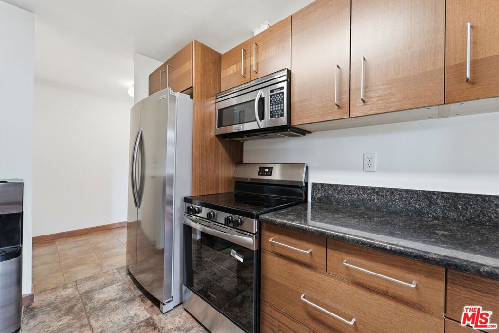 100 S Doheny Drive 213 Property Photo 16