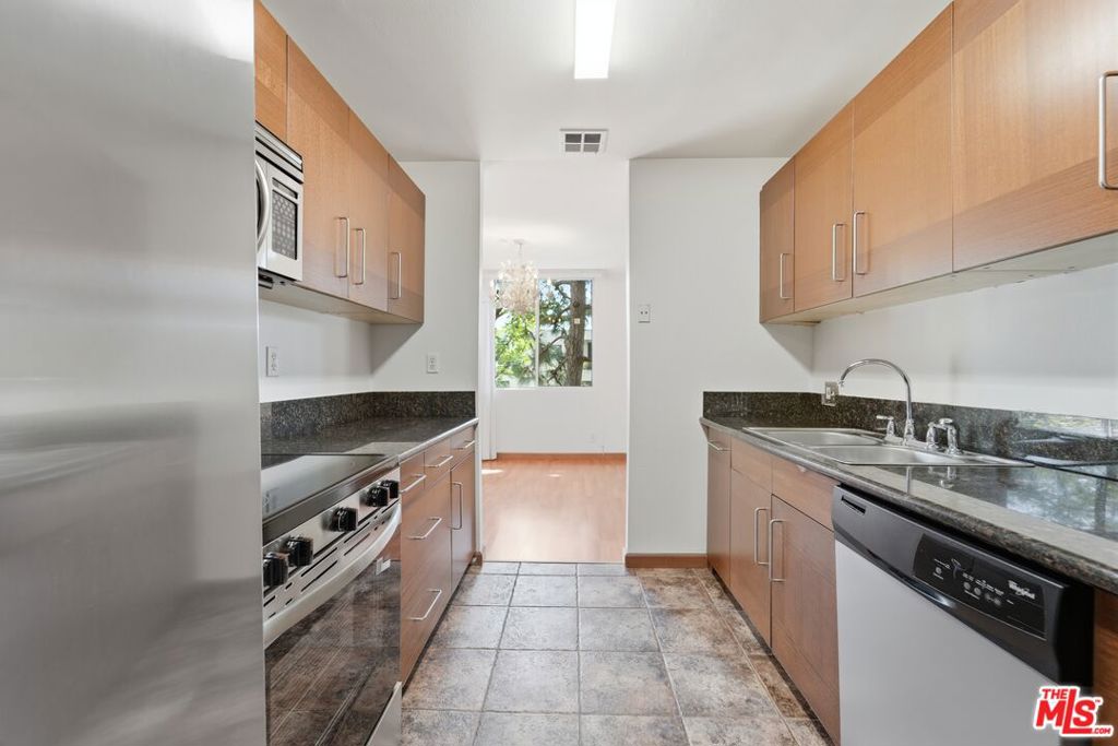 100 S Doheny Drive 213 Property Photo 17