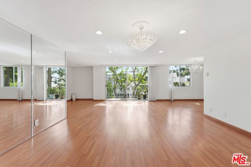 100 S Doheny Drive 213 Property Photo 18
