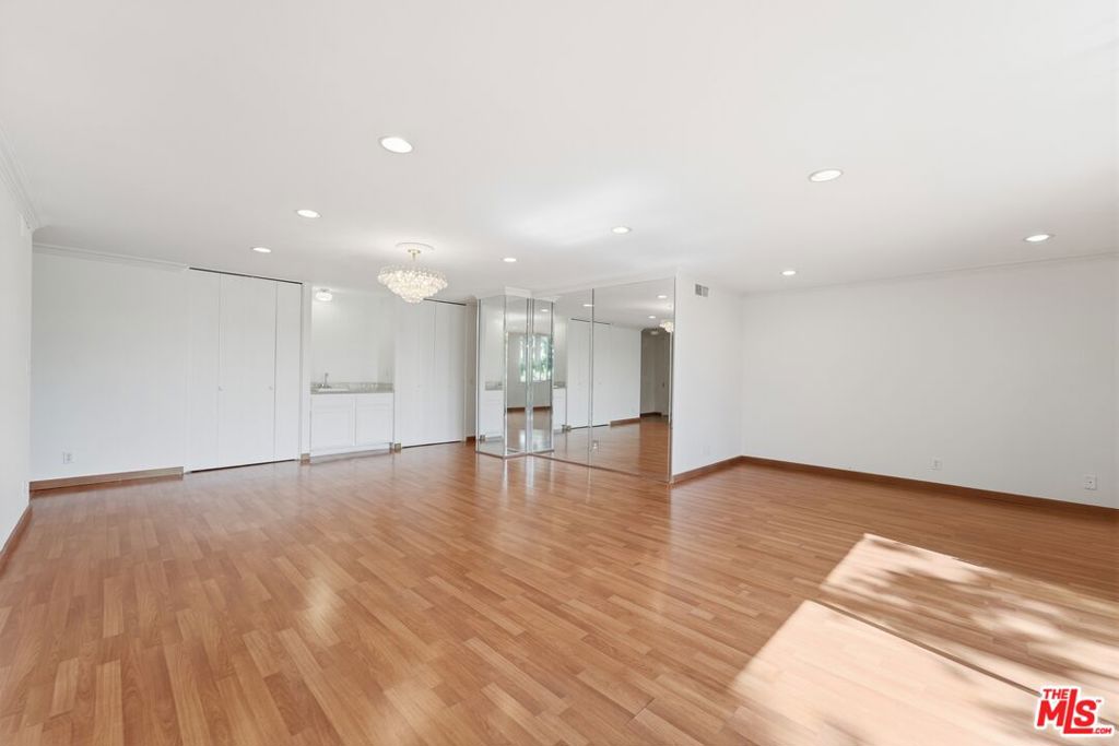 100 S Doheny Drive 213 Property Photo 19