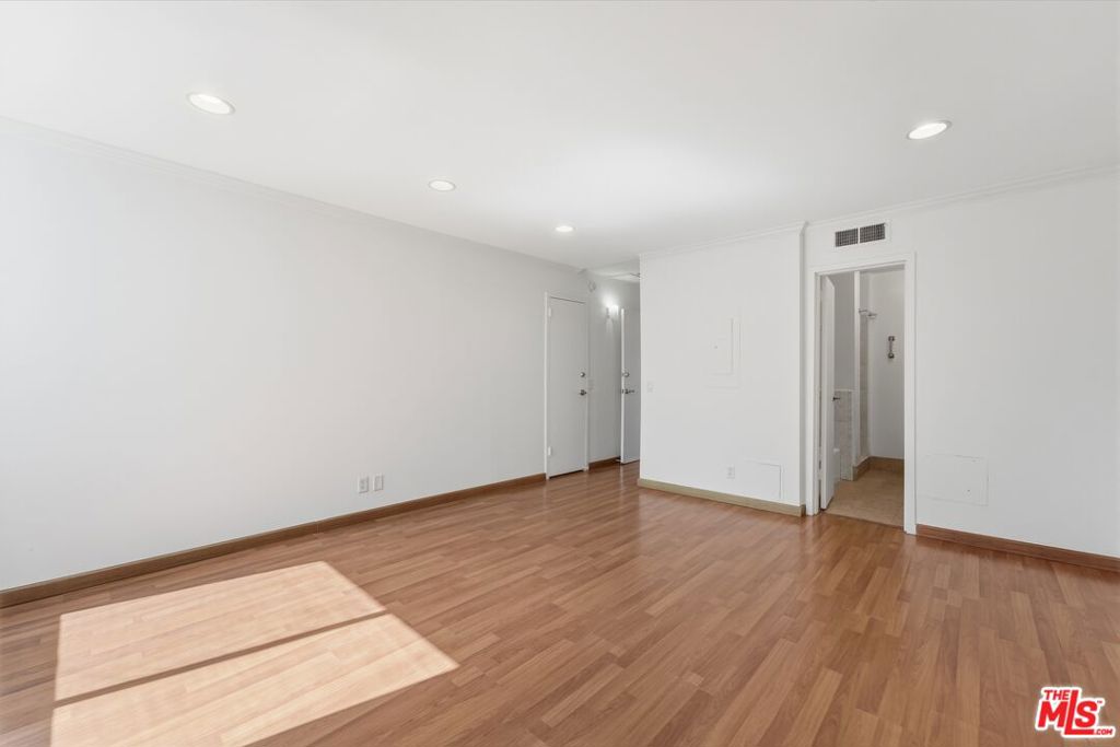 100 S Doheny Drive 213 Property Photo 28