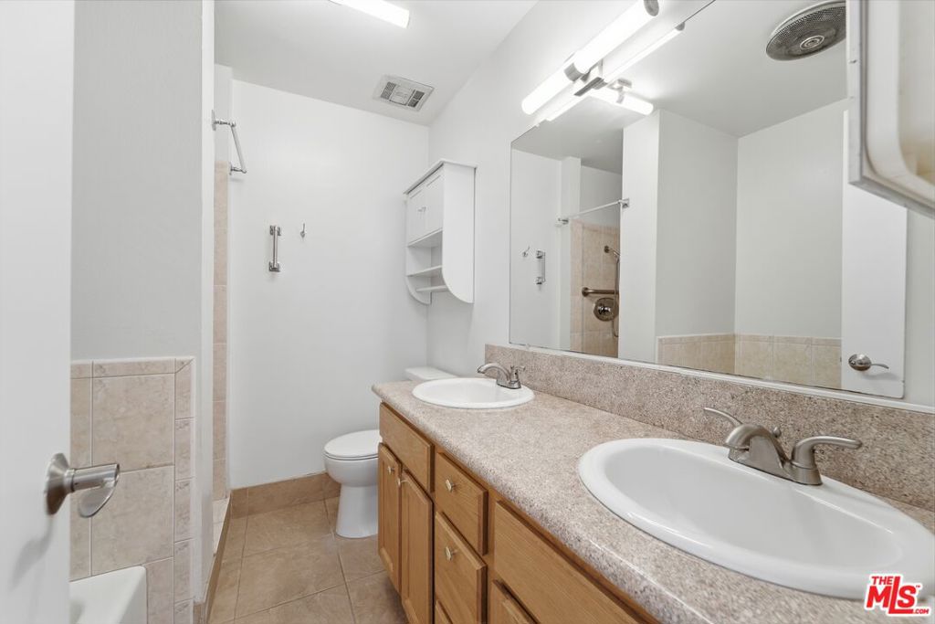 100 S Doheny Drive 213 Property Photo 34