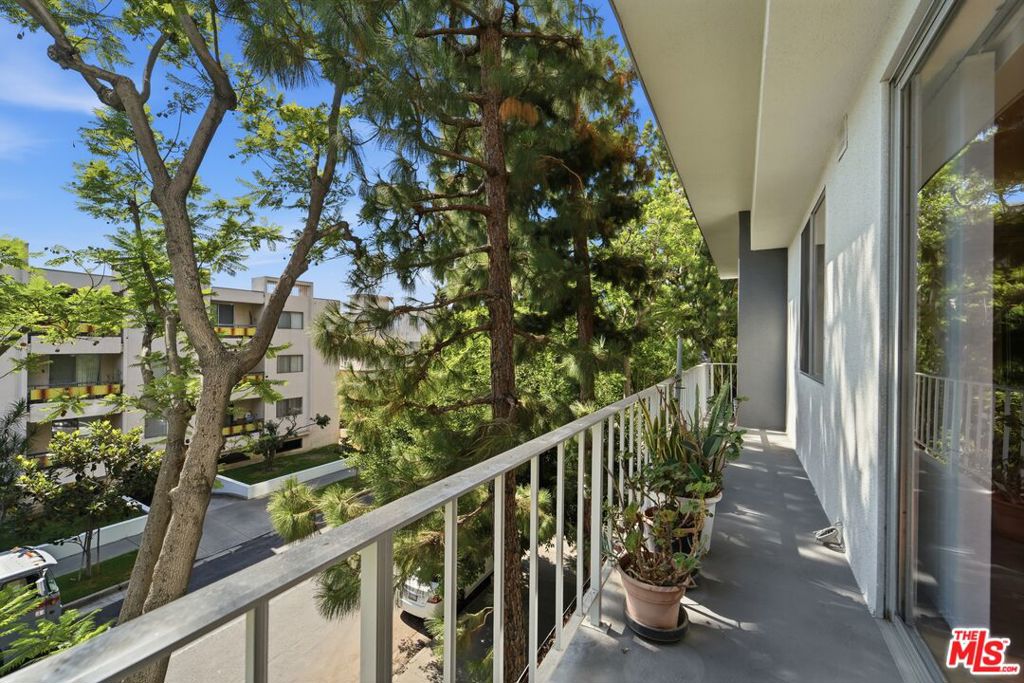 100 S Doheny Drive 213 Property Photo 36