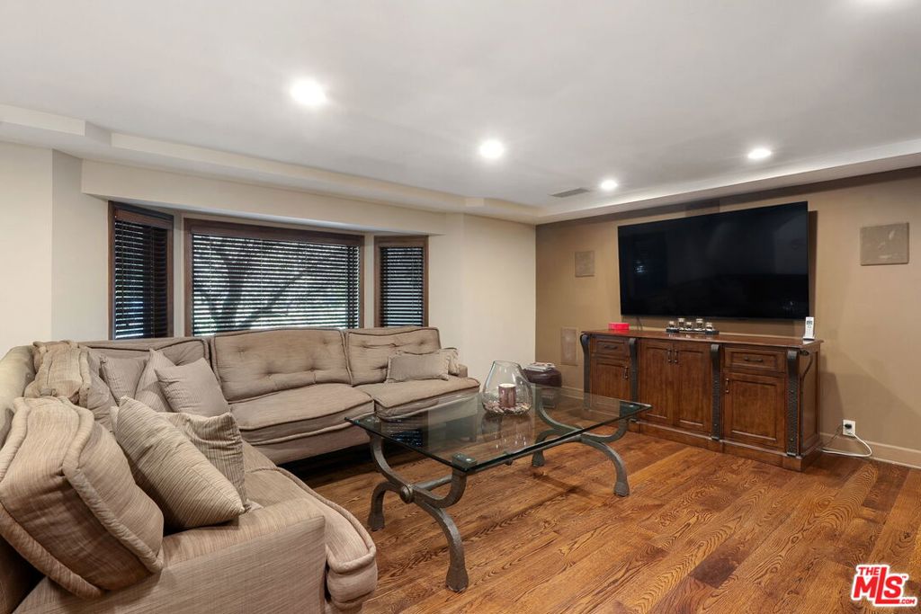 105 N Glenroy Avenue Property Photo 15
