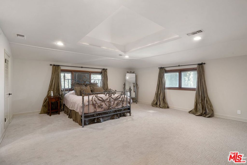 105 N Glenroy Avenue Property Photo 18