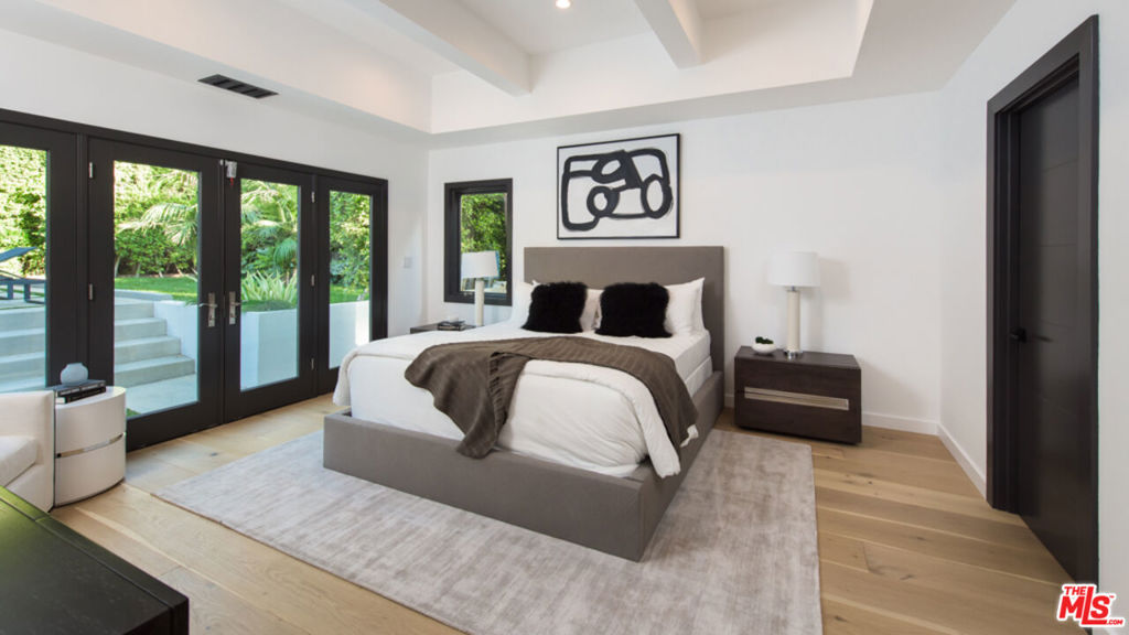 1378 N Doheny Drive Property Photo 8