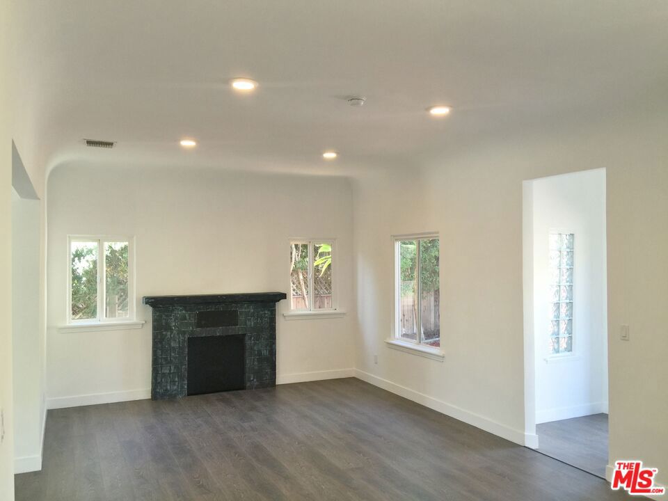 8538 W West Knoll Drive Property Photo 3
