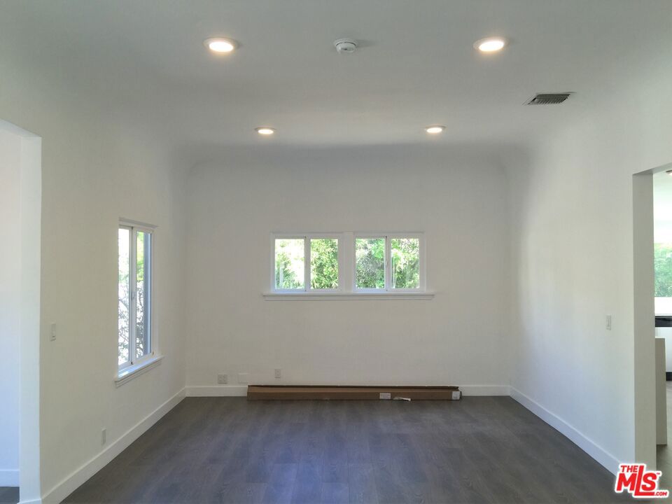 8538 W West Knoll Drive Property Photo 4