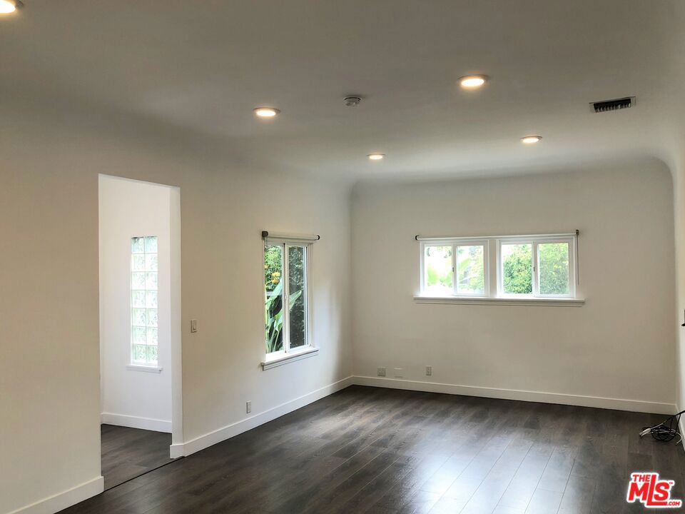 8538 W West Knoll Drive Property Photo 5