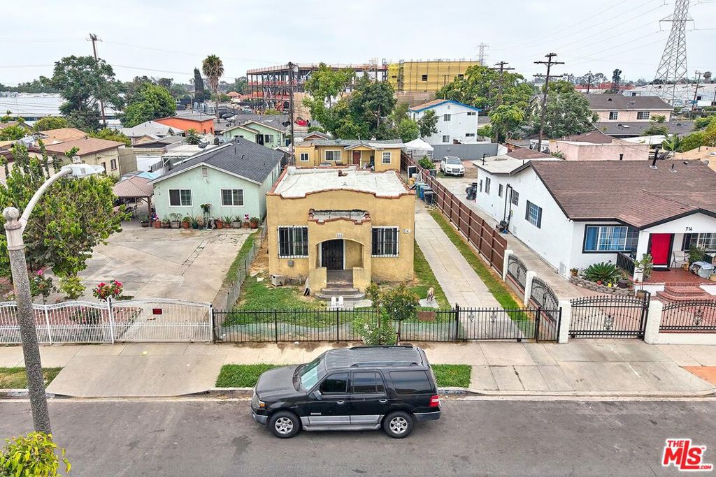 718 E 110th Street Property Photo 4