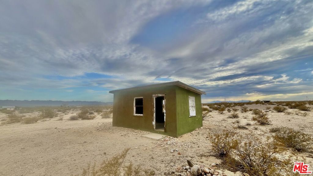 1476 Hales Drive Property Photo 2