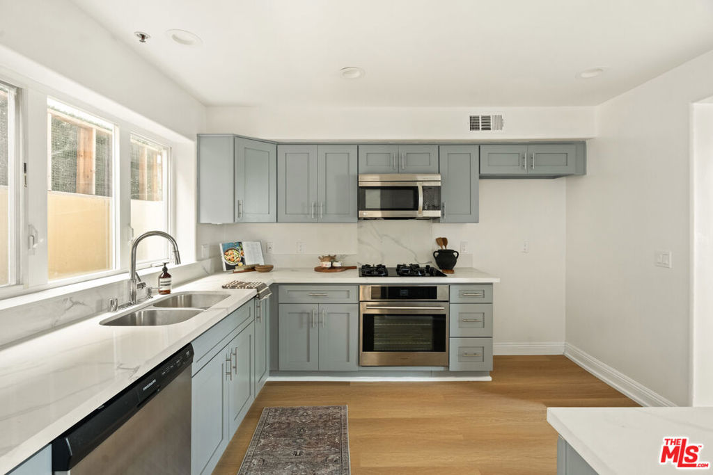 11982 Mayfield Avenue D Property Photo 14