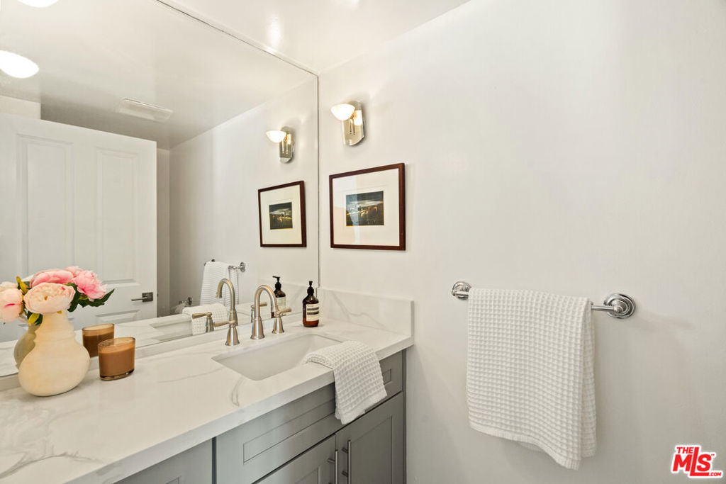 11982 Mayfield Avenue D Property Photo 16