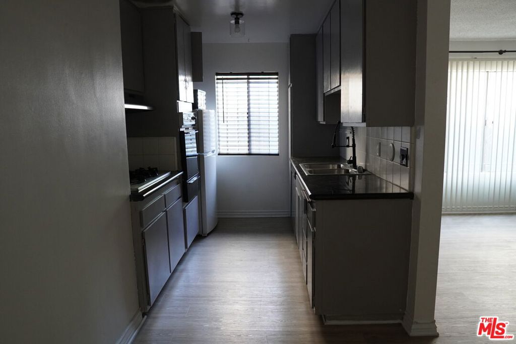 912 Hilldale 3 Property Photo 6
