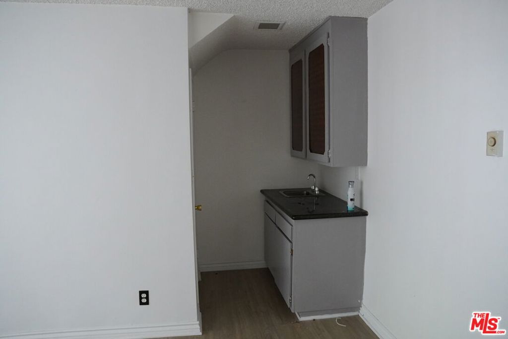 912 Hilldale 3 Property Photo 7