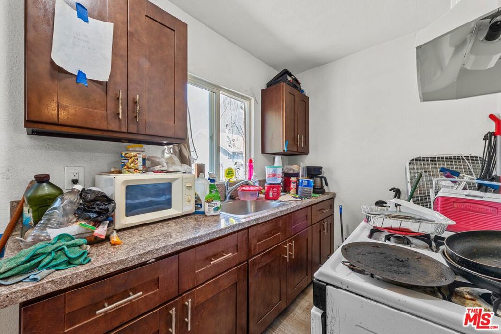 1325 E Adams Boulevard Property Photo 14