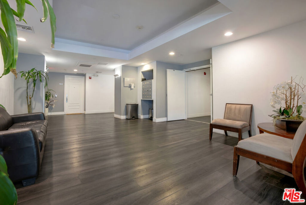 1430 S Beverly Glen Boulevard 303 Property Photo 17