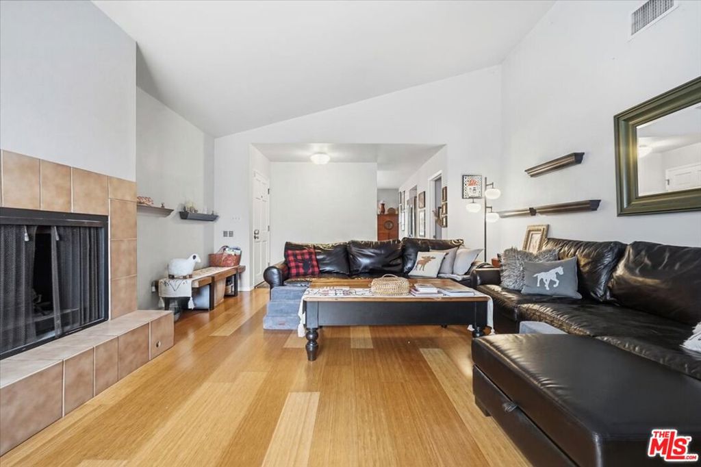 4032 Moore Street Property Photo 6