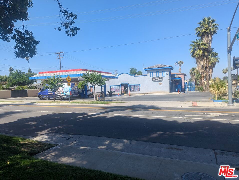 2100 University Avenue Property Photo 1