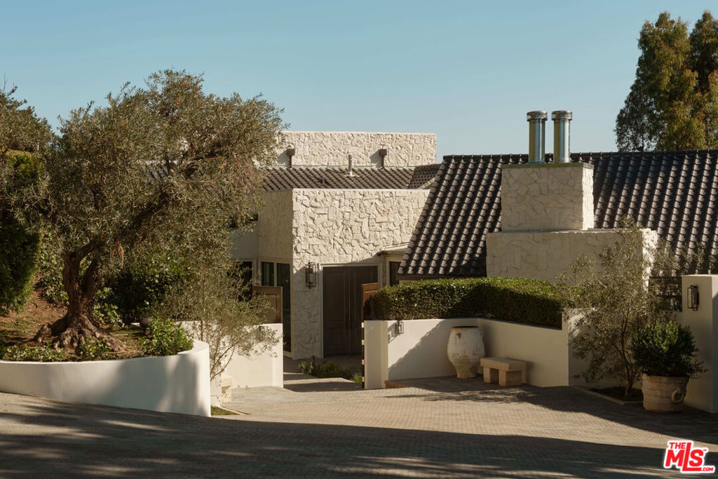 851 Strada Vecchia Road Property Photo 3