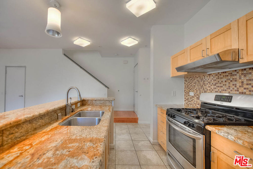 302 E 19th Street 7 Property Photo 6