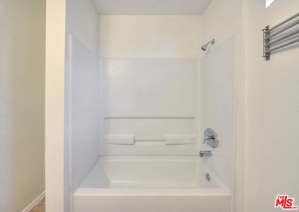 302 E 19th Street 7 Property Photo 21