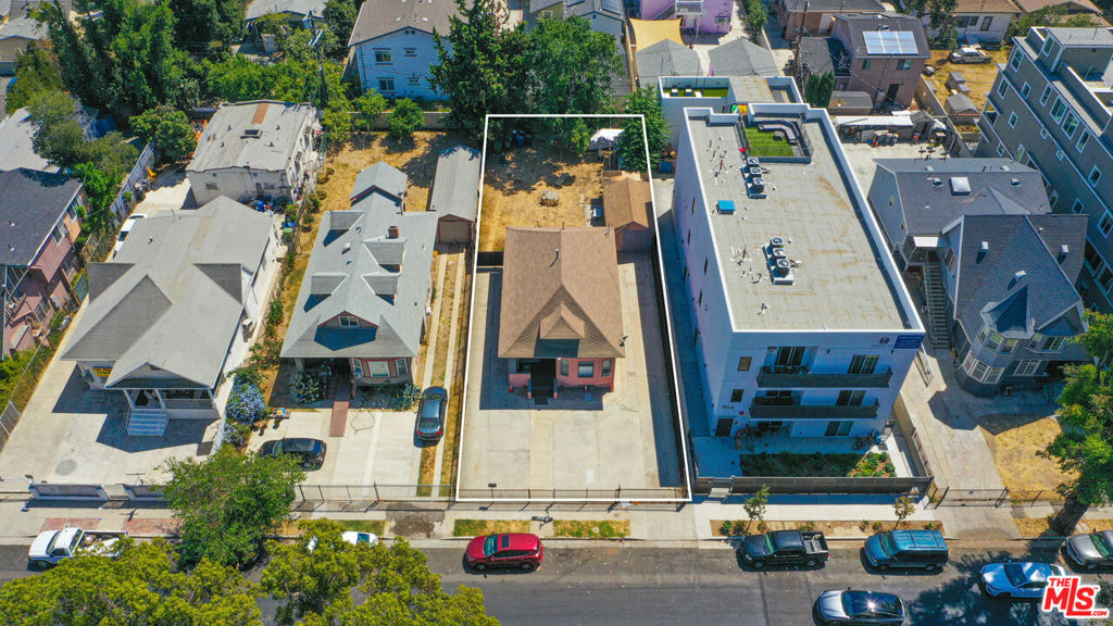 1158 W 37th Place Property Photo 11