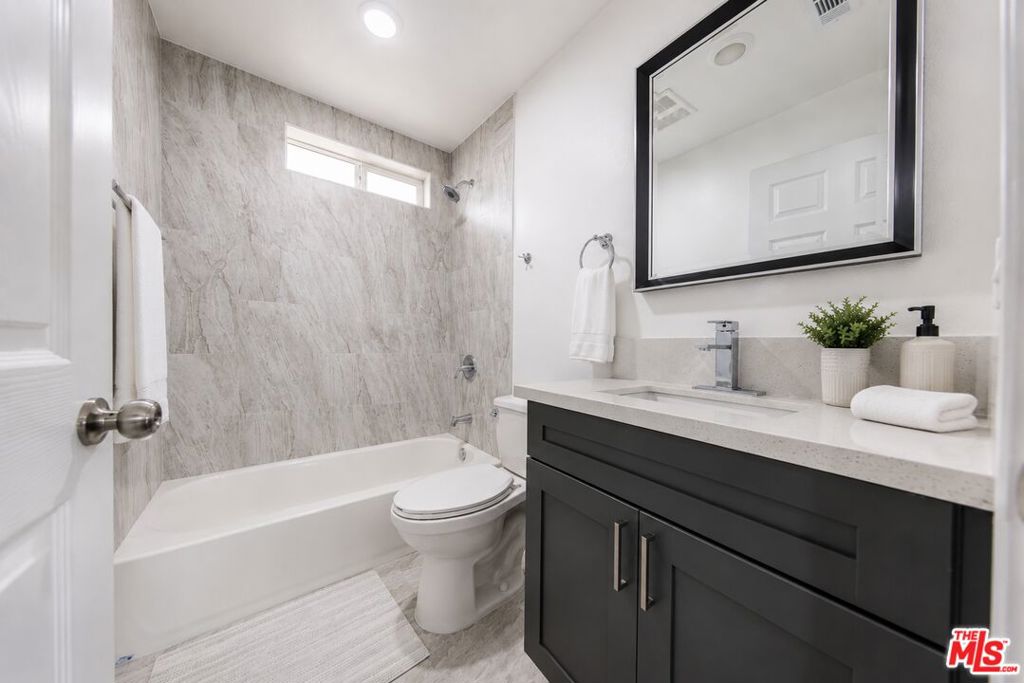 1617 W 55th Street Property Photo 3