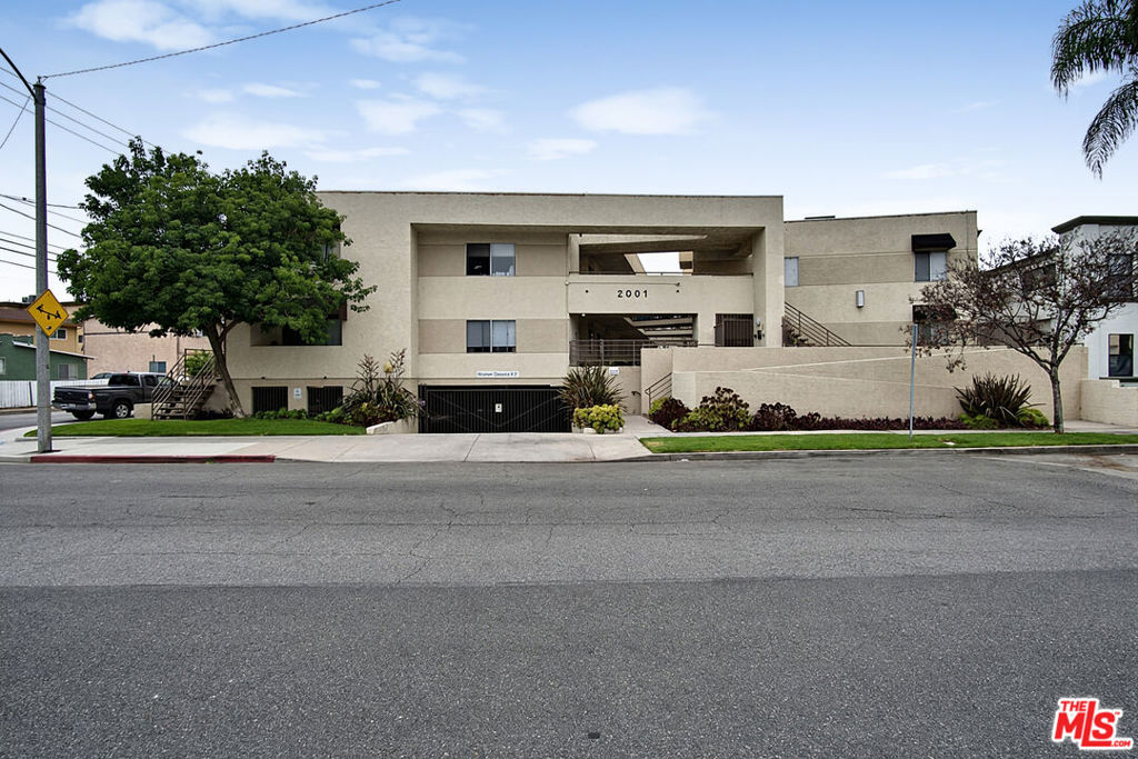 2005 Grismer Avenue Property Photo 1