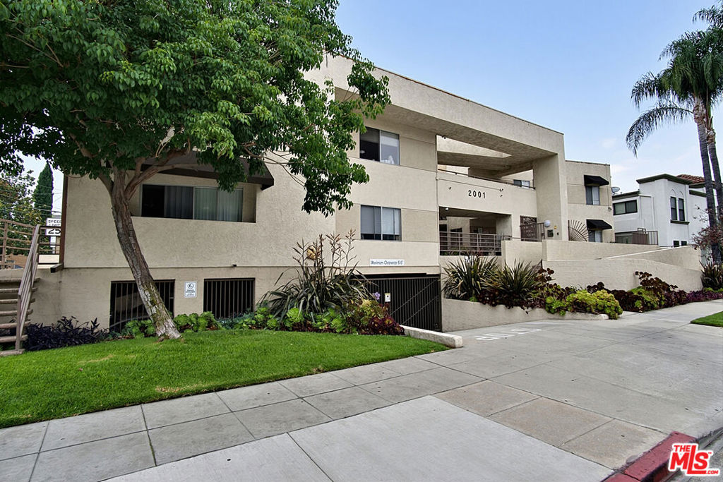 2005 Grismer Avenue Property Photo 2
