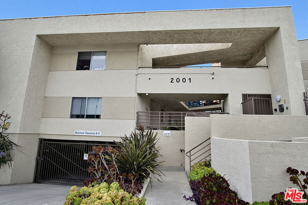 2005 Grismer Avenue Property Photo 3