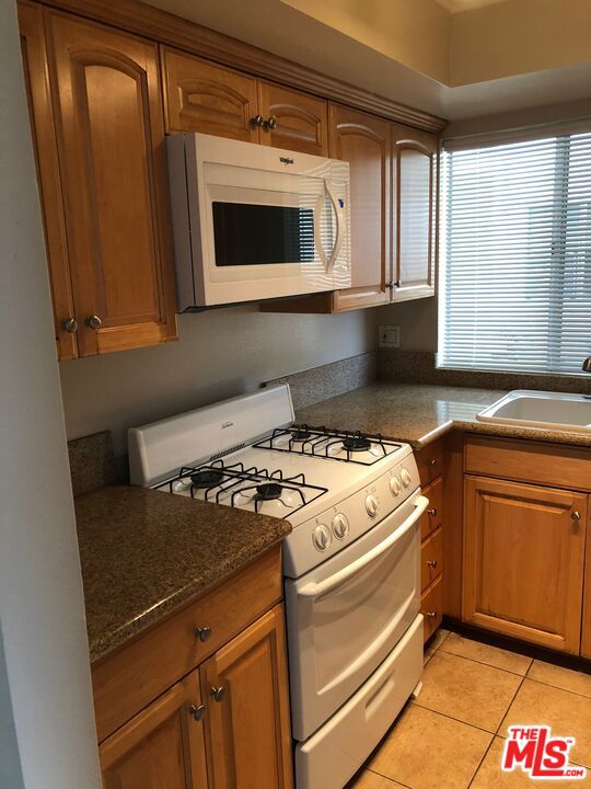 2005 Grismer Avenue Property Photo 10