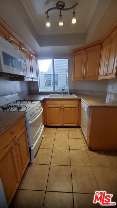 2005 Grismer Avenue Property Photo 11
