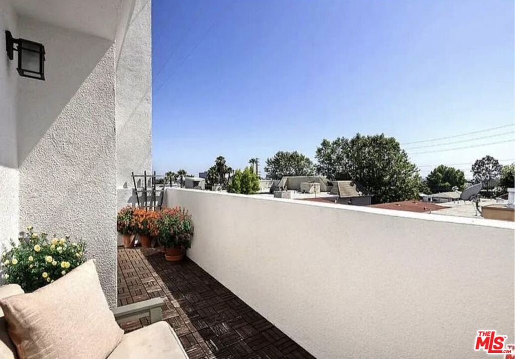 1621 Barry Avenue Ph3 Property Photo 5