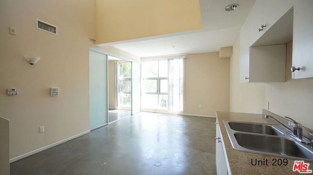 922 W 23rd Street 209 Property Photo 6