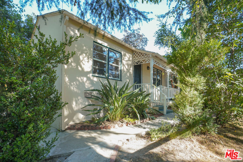 4164 1/2 Stansbury Avenue Property Photo 2