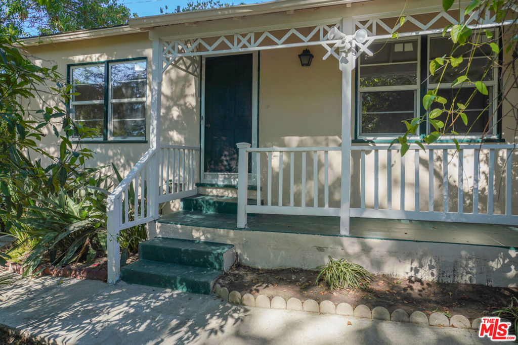 4164 1/2 Stansbury Avenue Property Photo 3