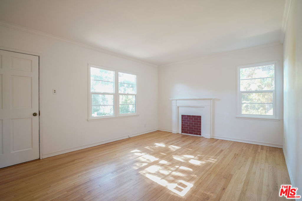 4164 1/2 Stansbury Avenue Property Photo 7
