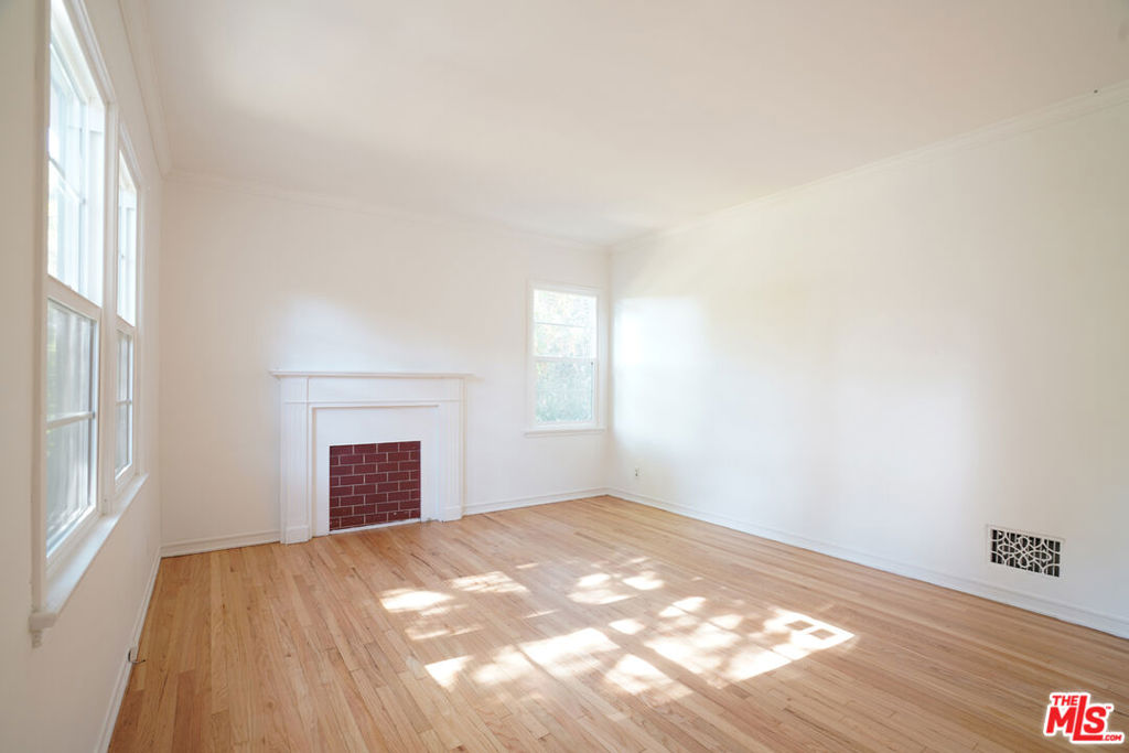 4164 1/2 Stansbury Avenue Property Photo 9