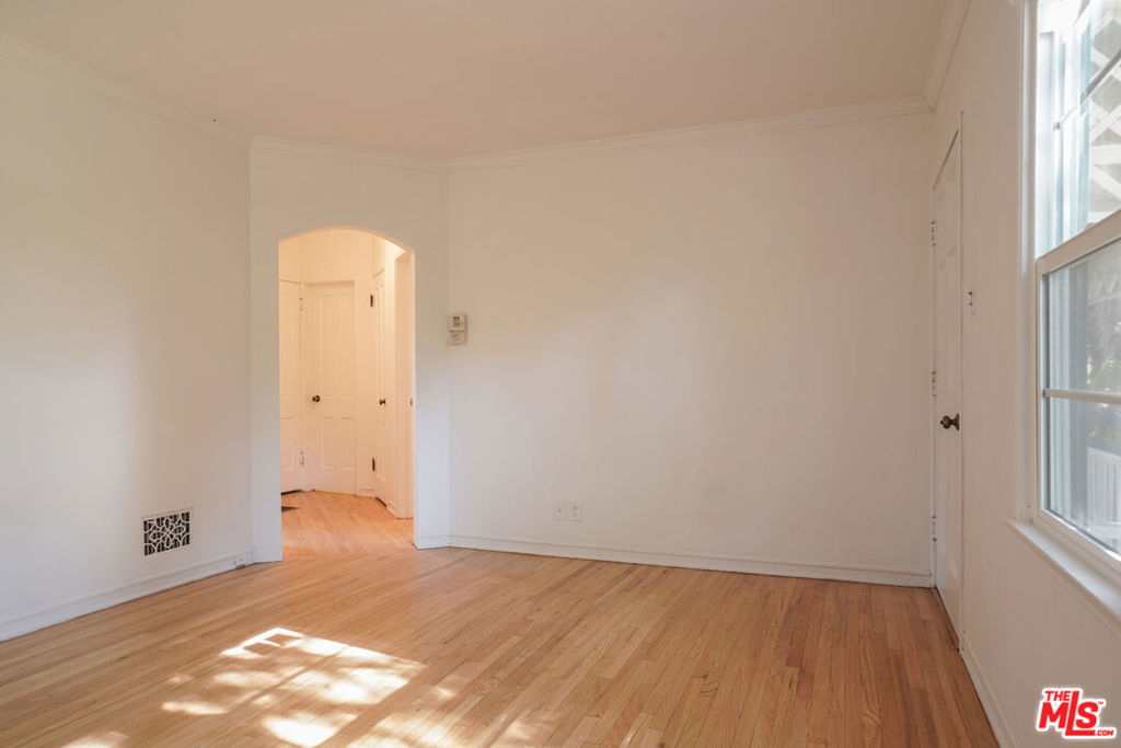 4164 1/2 Stansbury Avenue Property Photo 11